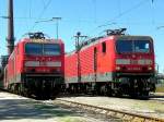 BR 143 Lokportraits 143 085-9 ist als 'S1 Essen Hbf' Abgestellt, w�hrend die 143 590-8 wendet und wieder aufger�stet wird f�r die Fahart nach Essen Hbf als 6680(S6). 05.08.07