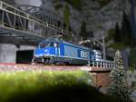 Anlagen Und an der fast gleichen Stelle: BLS Re 465 mit IC, der an der Spitze ein PanoramaWagen f�hrt. 