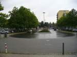 Bahnhofsvorplatz des L�ner Hauptbahnhofes bei str�menden Regen. Hier entstand das ...