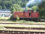 Die dampfende Diesellok V 360 01 der EMN rangiert in ...