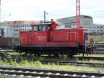 Br 363 111 steht in Hannover Hbf (3.8.2007)  ...
