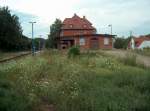 Bahnhof Freyburg (Unstrut) mit zugewachsenen Gleisen, die einst f�r Rangierarbeiten ...