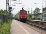 151 021-3 mit einem Containerzug bei der Durchfahrt durch den ...