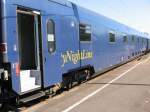 CNL Schlafwagen steht in Ostseebad Binz zur Abfahrt nach Basel ...