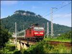 180 013 zieht den EC171 nach Budapest durchs Elbtal. Hier ...