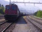 Ae 6/6 11454 mit dem Zug 64830 im Vordergrund, dahinter ...