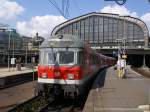 Eine Wendezuggarnitur wartet am 12.8.2007 im Hamburger Hauptbahnhof auf die ...