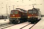 Bei starkem Schneefall am 03.02.1999 fuhren 143 110-5 und 232 ...