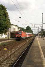 143 118-8 wartet mit einer RB nach Neum�nster in Pinneberg ...
