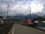 Eine Re4/4 f�hrt mit einem EuroCity durch Brunnen. (17.08.2007)  ...