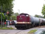 WEG 202 425-5 rangiert Kesselwagen aus dem Industriepark Kalle-Albert in ...