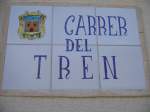 ferrocarriles-de-mallorca-fcm--sfm Mallorca/Arta,03.01.06,ein Stra�enname erinnert in einer Seitenstra�e hinter dem Bahnhof an die Eisenbahn in Arta.