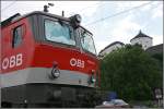 br-1044 Im Schutze der Festung Kufstein verbringt die Bludenzer 1044 110 ihren Samstag auf Gleis 21 im Bahnhof Kufstein. (30.06.07)