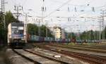 Einfahrt eines langen Containerzuges in den Hauptbahnhof Linz, gezogen von ... Einfahrt eines langen Containerzuges in den Hauptbahnhof Linz, gezogen von ...