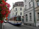 darmstadt 3.8.2007: Tw 7606 + Bw auf dem eingleisigen Abschnitt der Linie 3 in der Ludwigsh�hstra�e