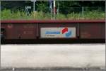 �KOMBI Logo auf einem Niederflurwagen der Rola vom Heimatbahnhof Innsbruck. ...