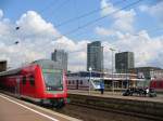 Vor der Kulisse des Dortmunder Hauptbahnhofes verl�sst der RE 11 ...