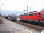 BR 221 136-5 der ImoTrans dr�ckt einen Schotterzug aus den ...