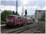 218 156 erreicht mit einer Schwesterlok und IC 2012 am ...
