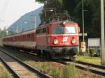1042 013 f�hrt mit einer reinen Schlierengarnitur am Abend des ...