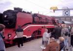 BR 18 201 steht in Hamburg-Altona vor dem Konzert-Express nach ...