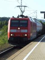185 064 zieht einen G�terzug durch den Bahnhof Vaihingen (Enz) ...