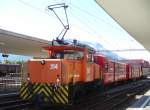 dienst--und-rangierloks RhB - Arbeitende Rangierlok Ge 3/3 214 mit 2 Gep�ckwagen und 1 G�terwagen im Bahnhofsareal von Samedan am 25.08.2007
