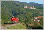 graz-koflacher-bahn-und-busbetrieb-gmbh-gkb DH 1700.01 unterwegs mit G�terzug am 16.08.2007, im Hintergrund sieht man die Burg Deutschlandsberg.