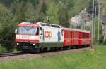 strecke-albulabahn-2-fi-sm Ge 4/4 III 641 'Maienfeld' mit Werbung f�r 'Coop' unterhalb von der Ruine Greifenstein am 2.05.2007.