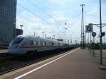 Einfahrender Ersatz-ICE aus K�ln/Bonn Flughafen kommt in den Dortmunder Hauptbahnhof ...
