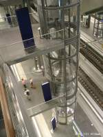 Berlin Hauptbahnhof - gl�serner Aufzug   ...