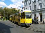 KT4DT 7063 der Berliner Verkehrsbetriebe (BVG) auf der Linie M4 ...