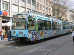 Eine Zweisystem-Stadtbahn des Karlsruher Verkehrs Verbundes (KVV) in der Innenstadt ...
