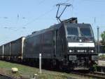 185 567 MRCE steht im Bahnhof Offenburg an einem roten ...