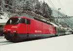 Die Re 460 065-6 Rotsee f�hrt mit einem EC aus ...