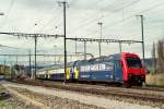 Re 450 104 bei der Ausfahrt in Dietikon anfang 2005. ...