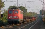BR 140 mit Zugen Elok der DB 140 637-0 mit G�terzug in Recklinghausen am Bahn�bergang B�rster Weg am fr�hen Abend des 16.09.2007.