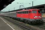 DB Elok 110 373-8 am 31.05.2004 mit Personenzug im Hauptbahnhof ...