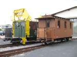 Ein Personenwagen dritter Klasse am G�terschuppen Radebeul, daneben der Profilmesswagen, ...