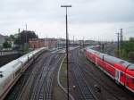 W�hrend ein ICE-1 den Bahnhof Offenburg verl�sst, f�hrt ein Dosto-zug ...