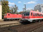 Eine BR 143 und der Triebwagen BR 614 083 am ...