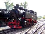 99 1775 steht am Lokschuppen Radeburg und wartet auf die ...