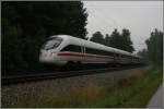 411 011 BERLIN f�hrt bei starken Regenschauern als ICE 116 ...