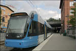 Tv�rbanan, Station Alvik . Der Stadtbahnwagen A32 von Bombardier ist eine ...