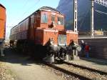 Die E-Lok Baurehen Ce 6/8 vor dem Depot von Erstfeld ...