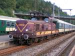 E-Lok 3602 mit Personenzug kommt im Bahnhof von Clervaux an. ...