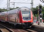 RE1 nach Eisenh�ttenstadt bei der Ausfahrt Potsdam Park Sanssouci.  ...