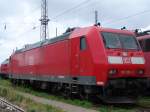 Die 185 059-3 abgestellt im Kombiwerk Rostock-Seehafen(15.07.04)  ...