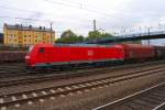 Eine 185 015-5 zieht einen gerade zusammen gestellten G�terzug aus ...