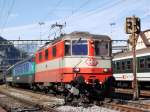 Re 4/4 II 11108 bei der Ausfahrt in Erstfeld mit ...